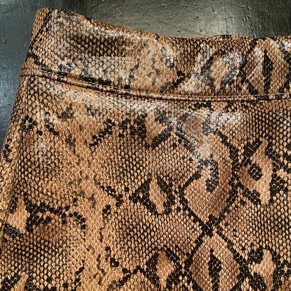 Blank NYC Snake Skin Mini Skirt - Size 25 - Picture 3 of 5